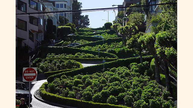 Lombard, San Francisco – U.S.A, una de las calles más “retorcidas” del mundo y la más famosa de la ciudad de San Francisco. Con una pendiente de 40 grados, esta avenida serpentea entre las casas y edificios de forma abrupta pero ordenada.