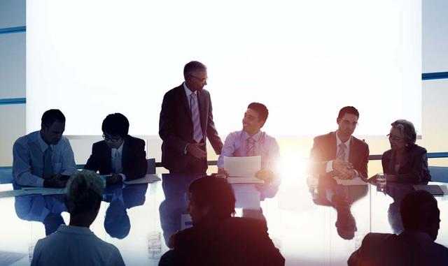 Cooperación en equipo. Un buen líder conoce a fondo la importancia de la cooperación en equipo como medio para formar vínculos sólidos y duraderos y subir la moral y la motivación intrínseca de los trabajadores. Por ello, brinda espacio para que todos pue