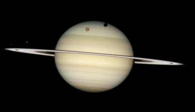 El telescopio Hubble también pudo captar la sombra de la luna Titán, la cual bordea a Saturno. En la fotografía se puede ver, además, a la luna Mimas, que también gira alrededor de este planeta. (Hubble Space)