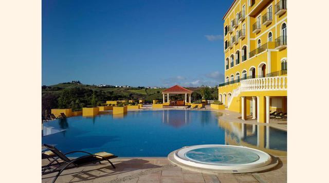 Dolce CampoReal Lisboa, Portugal. Este hotel es en realidad un gran complejo turístico que ofrece todo lo que una familia necesita para pasar unas vacaciones inolvidables. Las instalaciones incluyen un campo de golf, spa y rutas vinícolas para conocer a f