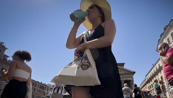 Una mujer bebe agua en el centro de Roma el 6 de agosto de 2022, en medio de una ola de calor en el sur de Europa. (Foto de Alberto PIZZOLI / AFP)