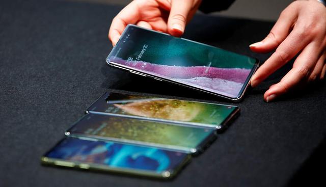 Los Galaxy S10 tienen tres cámaras traseras (un súper gran angular, un gran angular y un teleobjetivo), mientras que sólo el S10 Plus tiene las dos delanteras (el S10 tiene una). (Foto: Reuters)