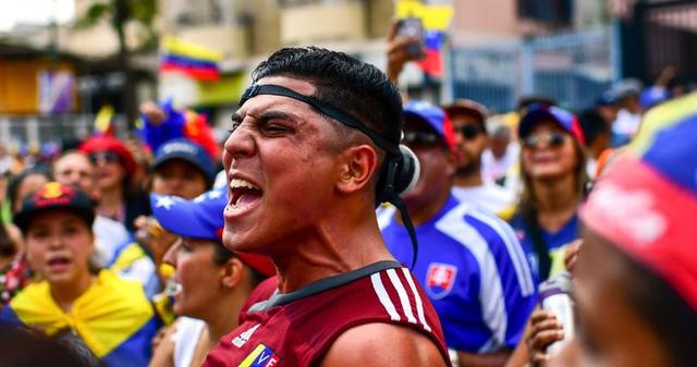 Así se desarrolla la marcha de opositores y chavistas en Venezuela. (Foto: AFP)