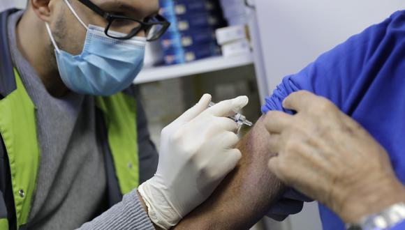 Imagen referencial. La suspensión de los ensayos de la potencial vacuna contra el coronavirus fue decidida, según Anvisa, por “un incidente grave”. (AP/Lewis Joly).