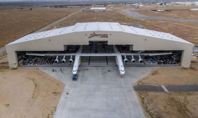 El responsable del colosal avión de lanzamiento de cohetes anunció que el futuro de los viajes espaciales está más cerca de ser probado. En la imagen, el Stratolaunch saliendo del hangar en el desierto de Mojave, California.