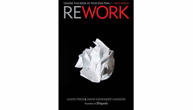 FOTO 7 | ReWork – Jason Fried y David Heinemeier Hansson. En este libro pequeño pero con gran impacto podrás encontrar grandes historias que te enseñarán algo que puede convertirse en tu mantra: permanece pequeño, abraza tus limitaciones, y construye menos. (Foto: BizBash)
