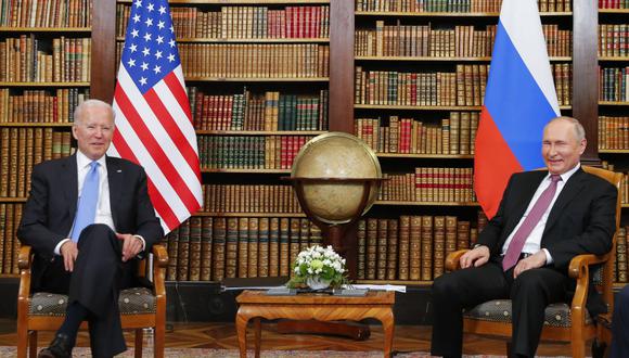 El presidente estadounidense Joe Biden (izq.) junto al presidente ruso Valdimir Putin (Foto: AFP)