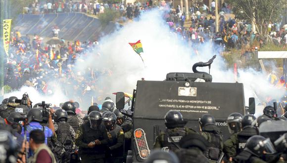 Policía antidisturbios se enfrenta con partidarios del expresidente boliviano Evo Morales durante una protesta contra el gobierno interino, en Sacaba, provincia de Chapare, Cochabamba. (Foto: AFP)