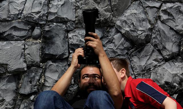 5.  En Washington, el presidente Donald Trump observó el fenómeno con su esposa Melania desde el balcón Truman de la Casa Blanca. Durante un instante, él levantó la mirada hacia el cielo sin lentes antes de que uno de sus asistentes le pidiera enfáticamen