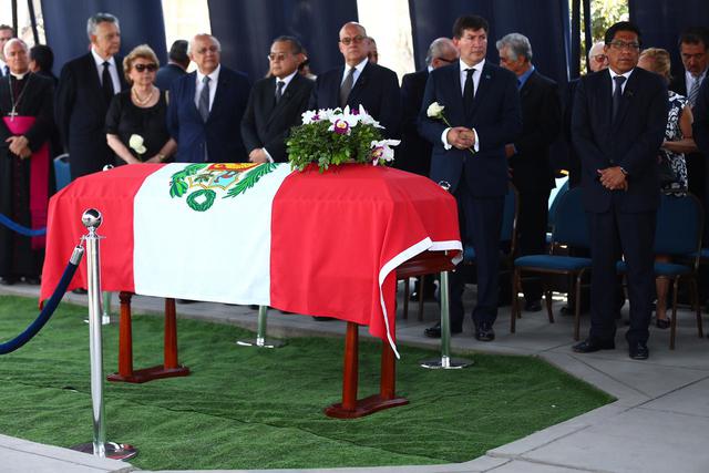 Javier Pérez de Cuéllar recibió un homenaje a su llegada al cementerio Presbítero Maestro. (Foto: Hugo Curotto / GEC)