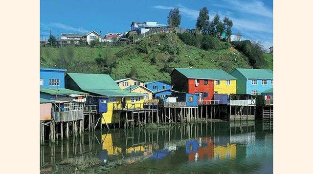 Isla Chiloe, Región de Los Lagos. Aunque sólo está a 30 minutos en ferri, desde el Chile continental, cruzando por el Canal de Chacao, la verdosa Isla Chiloé, la más grande del archipiélago que lleva su nombre, es otro mundo. Las dieciséis iglesias que se