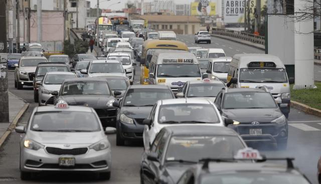 Por la avenida Pershing cruzan vehículos que, en muchos casos, se dirigen a la avenida El Ejército, la cual está cerca a la Costa Verde. (Foto: Anthony Niño De Guzmán/GEC)