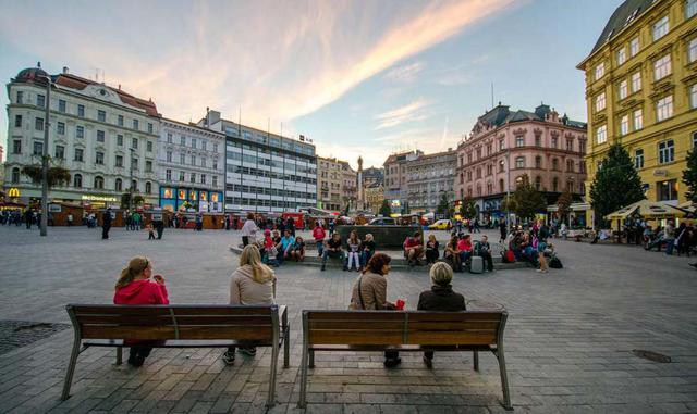 Brno (República Checa). Es, por decirlo de algún modo, la Milán de República Checa. Es decir, esa urbe de apariencia segundona, eclipsada por la capital, condenada a lo práctico pero que se ha revuelto contra su destino