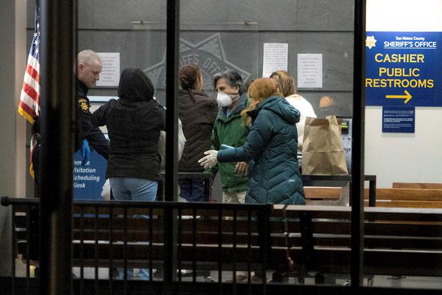 El exmandatario Alejandro Toledo junto a Eliane Karp luego de ser liberado. (Foto: EFE)