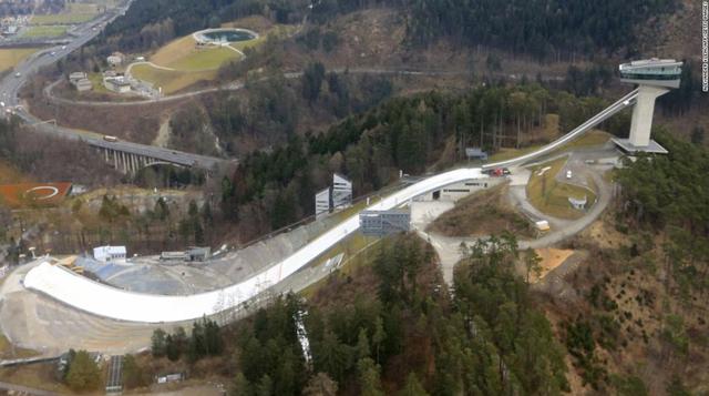 Bergisel Ski Jump, 2002 (Innsbruck, Austria). Junto con la propia rampa, la plataforma de saltos de esquí Bersigel incluye una cafetería y una terraza para espectadores.