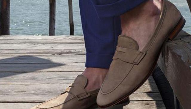 FOTO 7 | Tod's. La firma especializada en calzado y complementos, aunque también ofrece textil, es famosa por la calidad de sus diseños, así que tus pies agradecerán que les des una alegría con un par de mocasines que serán tus mejores amigos estos meses de verano.

Qué mejor que conseguirlos con un descuento que en muchos casos es de casi 200 euros sobre el precio original.