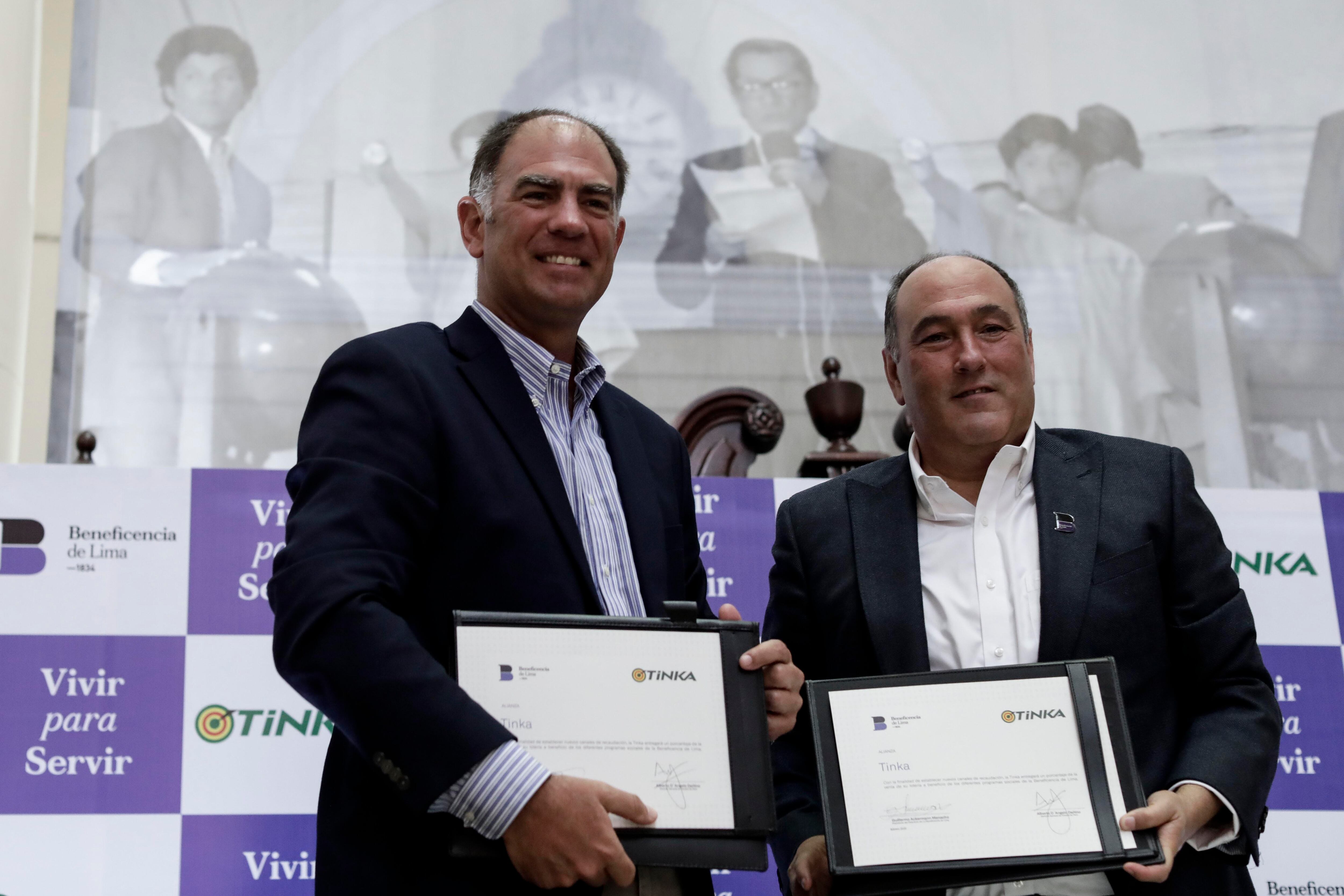 Conferencia de prensa de La Tinka y Beneficencia de Lima.  / Alberto D'Angelo Dañino y Guillermo Ackermann Menacho.