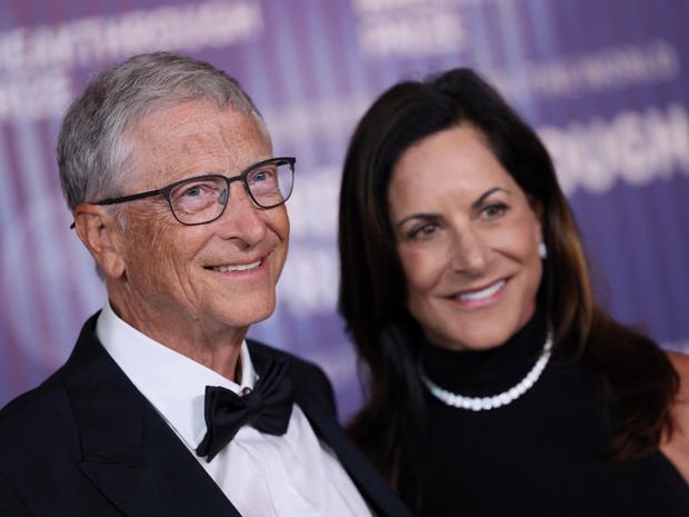 Paula Hurd y Bill Gates oficializaron su relación sentimental desde abril de 2024. Acá sonríen para la prensa internacional (Foto: AFP)