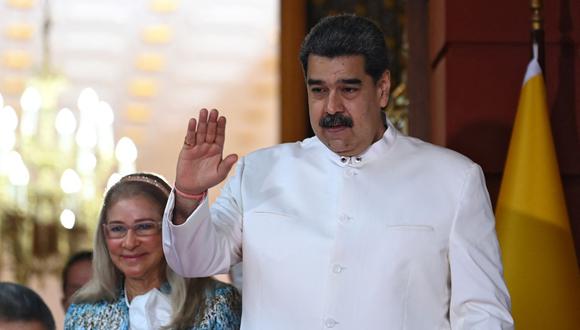 El presidente de Venezuela, Nicolás Maduro, acompañado de su esposa Cilia Flores, se despide del nuevo embajador de Colombia en Venezuela, Armando Benedetti, después de presentar sus credenciales, en el Palacio Presidencial de Miraflores en Caracas el 29 de agosto de 2022. (Foto de Yuri CORTEZ / AFP)