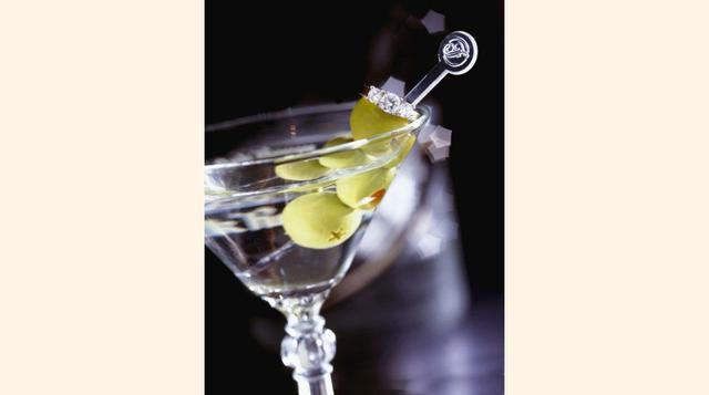 Martini Louis Anthony Engaging. Cuesta US$ 15,900 en el hotel Fairmont de Pittsburg (EE.UU.). Es el clásico martini servido con un anillo de de diamantes. (Fotowhirlmagazine)