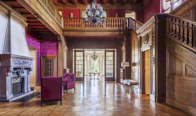 La casa era una mezcolanza de estilos (en parte barroca, en parte neoclásica) y domina una zona que comprende ex terrenos imperiales. El Jagdschloss Glienicke, un pabellón de caza construido originalmente para Federico Guillermo, elector de Brandenburgo, 