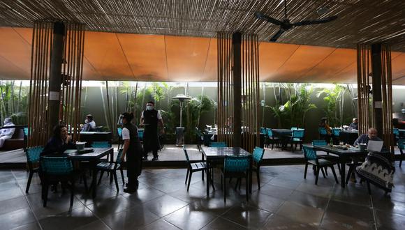 El lunes 20 de julio, comenzaron a operar los salones de los restaurantes en el país, siempre y cuando respeten los protocolos. (Foto: Fernando Sangama | GEC)