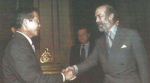 El presidente Alberto Fujimori saluda al príncipe del Reino Unido, Michael George de Kent, antes de distinguirlo con la Orden del Sol del Perú.