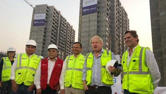 El Secretario de Asuntos Exteriores del Reino Unido, Boris Johnson, (sujeta su casco) llegó al Perú en Visita Oficial. (Foto: Difusión).