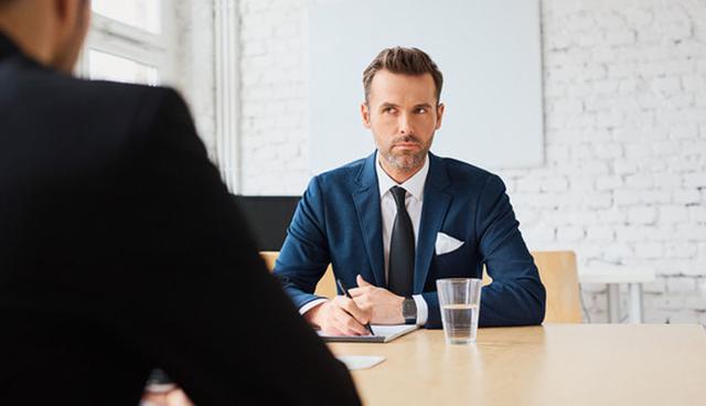 FOTO 5 | 5. Logras el efecto contrario

“La arrogancia es el disfraz de la inseguridad”. – Tim Fargo   

Muchos caemos en la trampa de sobreactuar nuestra seguridad para disfrazar que a veces tenemos dudas sobre nosotros mismos, que no nos sentimos suficientes. Sin duda, este es uno de los puntos más difíciles de aceptar, pero el poder enfrentarlo te devuelve tu potencial. 

“Solo cuando estamos libres del ego y su influencia podemos alcanzar realmente lo que podemos llegar a ser”. - Ryan Holiday