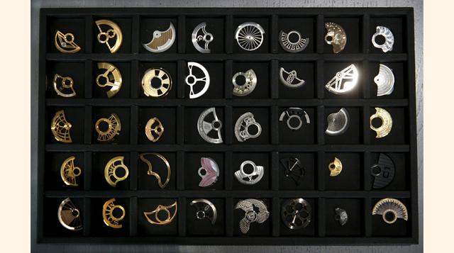 El trabajo en Zenith es tan detallado que para elaborar su reloj de la colección El Primero se necesitan, de media, nueve meses, durante los cuales se llevan a cabo más de 2,500 operaciones a cargo de unas 300 manos expertas.