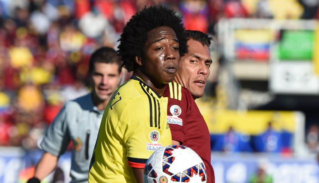 Carlos Sánchez |Uno de los volantes que convence a Pekerman es Carlos Sánchez, jugador que defiende los colores del Aston Villa de Inglaterra. Transfermarkt.es estima que su precio está cerca de los 7 millones de dólares. (AFP)