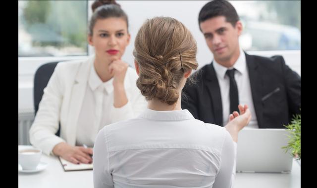 FOTO 4 | Las preguntas sobre tus habilidades interpersonales
¿Alguna vez has tenido problemas con un compañero o superior?
¿Trabajas bien en equipo? ¿Podrías darme un ejemplo en el que el trabajo en equipo fuera clave?
¿Podrías darme un ejemplo sobre como lidias con los conflictos? Descubre cómo lidiar mejor con conflictos, aplícatelo y empieza a contestar bien.
¿Cómo te describirían tus compañeros y jefe?
¿Cuál es tu estilo de liderazgo? Descubre qué estilos de liderazgo hay, y cual es el tuyo aquí.
¿Cómo describirías tu estilo de trabajo?
¿Podrías contarme como lidiaste con un problema con un compañero en el pasado? Te explicamos cómo lidiar con compañeros problemáticos aquí, para que no te pillen desprevenido.
Pongamos que sabes que tu jefe está equivocado sobre un asunto, ¿cómo lidiarías con ello? Aprende cómo y cuando discrepar con tu jefe, y da una buena respuesta.