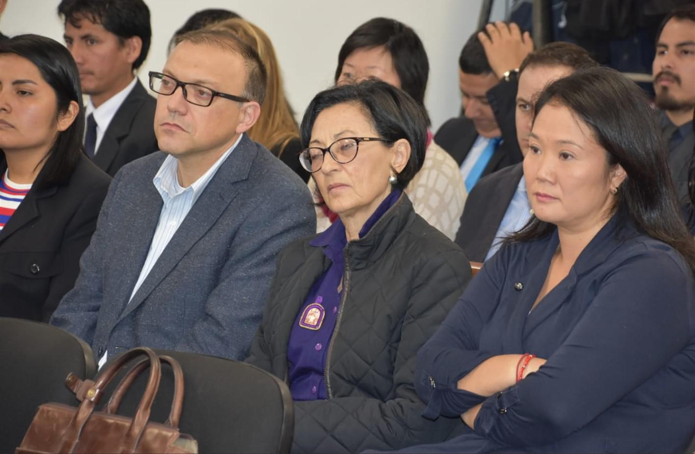 Keiko Fujimori está en la audiencia al lado de sus asesores Pier Figari y Ana Herz. (Foto: Poder Judicial)