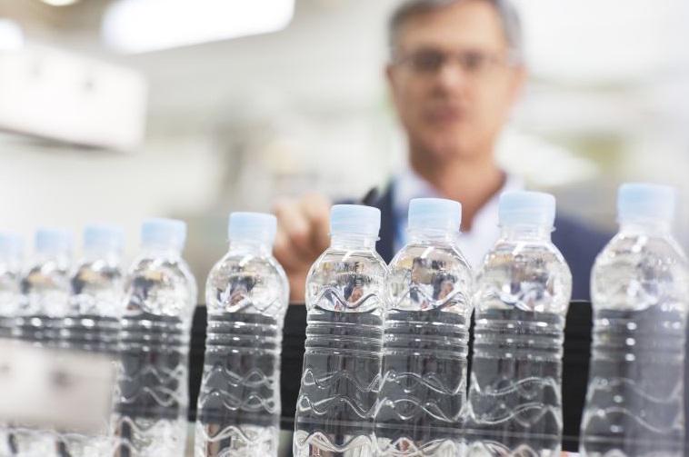 En segmentos A y B consumo de agua embotellada tiende a equipararse con el de gaseosas (foto: Getty).