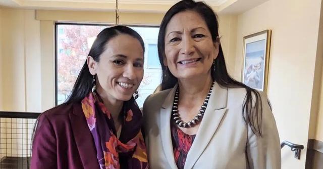 Foto 3 | Las primeras mujeres nativas de Estados Unidos que juramentan en el Congreso.
En enero, Deb Haaland y Sharice Davids juramentaron como legisladoras en la Cámara de Representantes de EE.UU., la primera vez para las mujeres nativas estadounidenses. (Foto: Twitter)