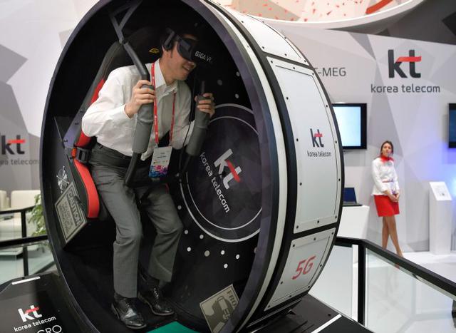 Un asistente a la feria prueba el "Korea VR Tour" en el stand de la firma KT (Korea Telecom). (Foto: AFP)