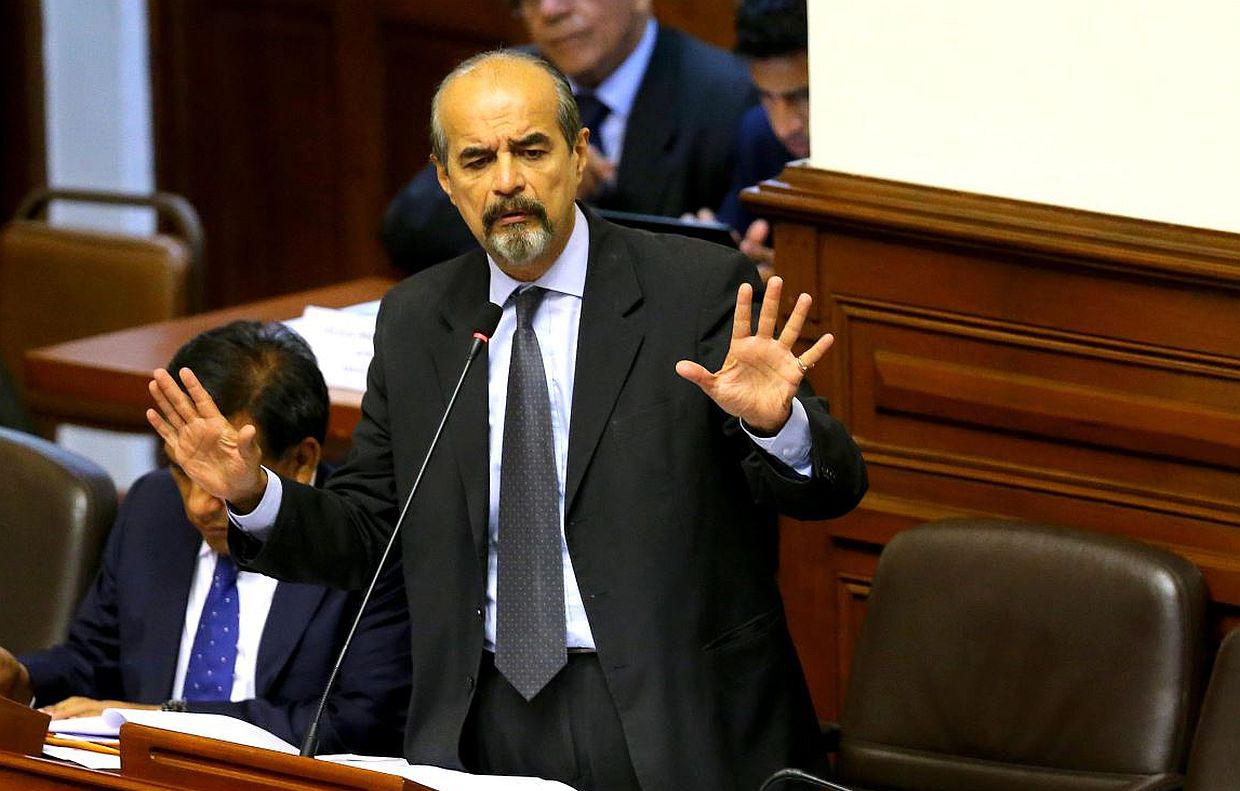 El congresista del Apra Mauricio Mulder negó que estén votando a favor de la confianza por miedo a la disolución. (Foto: Congreso de la República)