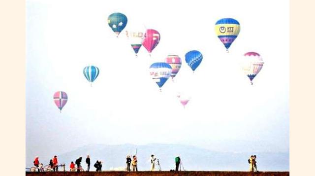 Festival Internacional de Globos de Saga, Japón. Cada año, cientos de globos de distintas formas y tamaño llenan el cielo japonés de colores durante el festival de globos aerostáticos más importante de Asia. Esta fiesta se desarrolla entre el 31 de octubr