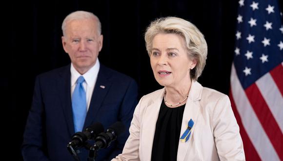 El presidente de Estados Unidos, Joe Biden, escucha mientras la presidenta de la Comisión Europea, Ursula von der Leyen, hace una declaración sobre Rusia el 25 de marzo de 2022. (Brendan Smialowski / AFP).