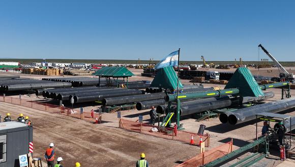 Tubos de acero en la cuenca de petróleo y gas argentina de Neuquén que se utilizarán para construir el gasoducto Néstor Kirchner.