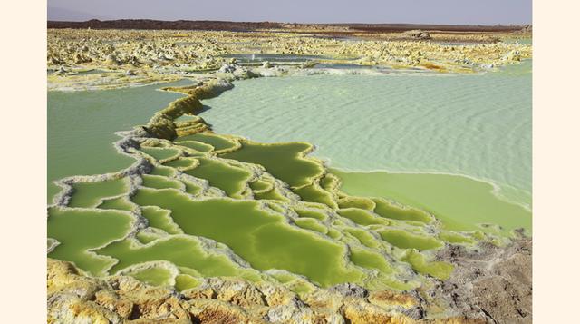 Dallol, Etiopía. es uno de los puntos más calientes de la Tierra con temperaturas que superan los 40 grados centígrados. La zona, situada a unos 60 metros por debajo del nivel del mar, contiene manantiales de colores contrastados (verdes, amarillos, blanc