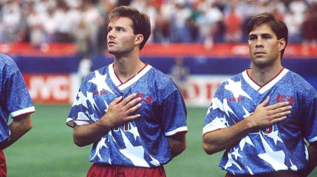 Estados Unidos, Mundial USA ’94. Nunca se representó mejor la bandera de un país en la camiseta de su equipo. El problema es que la bandera norteamericana incluye muchas estrellas, y el diseño coloca, literalmente, las estrellas en el pecho de sus jugador