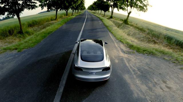 El Modelo 3 tiene un techo panorámico y un capó algo más extenso. Dentro, tiene capacidad para cinco adultos y un tablero sensible al tacto al igual que los demás autos de Tesla. También posee las mismas características de conducción semiautónoma, como la