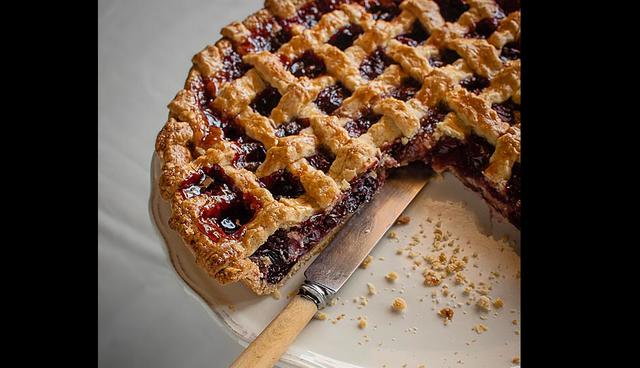 FOTO 2 | Pastel de cerezas. Las cerezas ácidas también contienen melatonina. De hecho, un estudio en el European Journal of Nutrition encontró que las personas que bebían una onza de jugo de cereza Montmorency por la mañana y antes de acostarse, durmieron 40 minutos más que las personas que no lo hicieron.