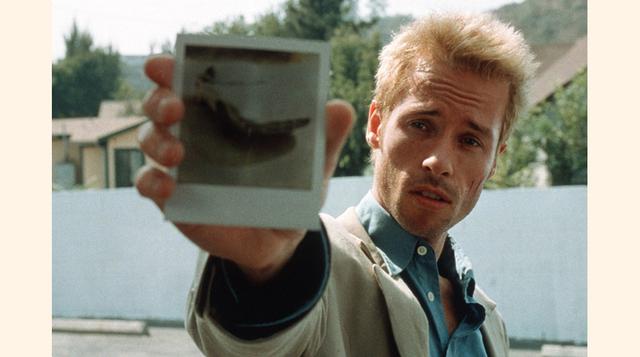Memento. La cinta que lanzó a la fama al director británico Christopher Nolan es la película con mejor puntaje de votación en el año 2000 según los usuarios del portal IMDB. Cuenta con una calificación promedio de calificación de 8.5 sobre 10. (Foto: Imdb