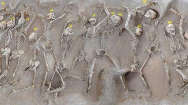 El cambio de régimen en Atenas. El hallazgo el pasado abril de dos fosas comunes con 80 esqueletos maniatados en un cementerio de la Bahía de Fáliro, en el sur de Atenas, sugiere que podrían haber sido víctimas de una ejecución en masa a mediados del sigl