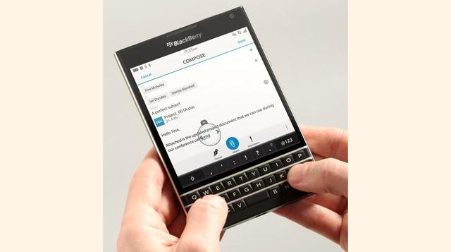 20. BlackBerry Passport. El BlackBerry Passport puede parecer extraño, pero es del agrado de una gran cantidad de fans de BlackBerry. Tiene un teclado físico muy atractivo, pero la principal característica de este smartphone es su diseño cuadrado único. P