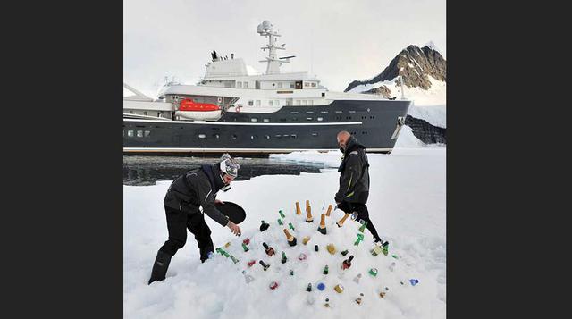 Hora feliz: En cuanto al “happy hour”, no es raro pasarlo fuera de cubierta: una tarde por ejemplo, la tripulación del Legend ofrece un aperitivo al aire libre con botellas de Champagne y Jägermeister enfriados en nieve antártica. (Foto: David De Vleescha