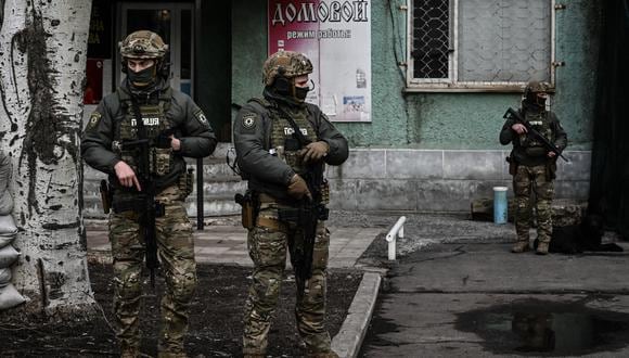 En las semanas previas a la decisión de Putin de permitir la entrada de las tropas rusas en el este de Ucrania, circularon por internet varios vídeos que pretendían mostrar a tropas ucranianas preparándose para entrar en Rusia. (Foto: ARIS MESSINIS / AFP)