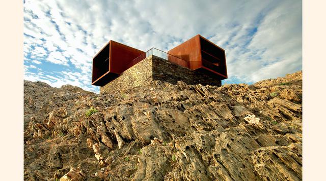 PARATGE DE TUDELA, CABO DE CREUS (GIRONA). Estos dos cubos de acero que miran al Mediterráneo forman parte de un ejemplar proyecto de recuperación de un tramo de costa del cabo de Creus, en Cadaqués.